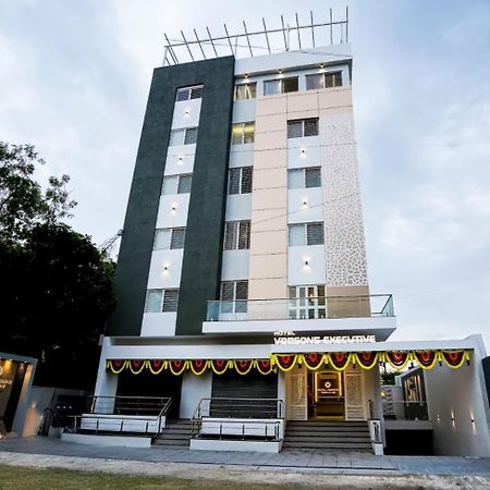 Hotel Veesons Executive Solapur Exteriér fotografie