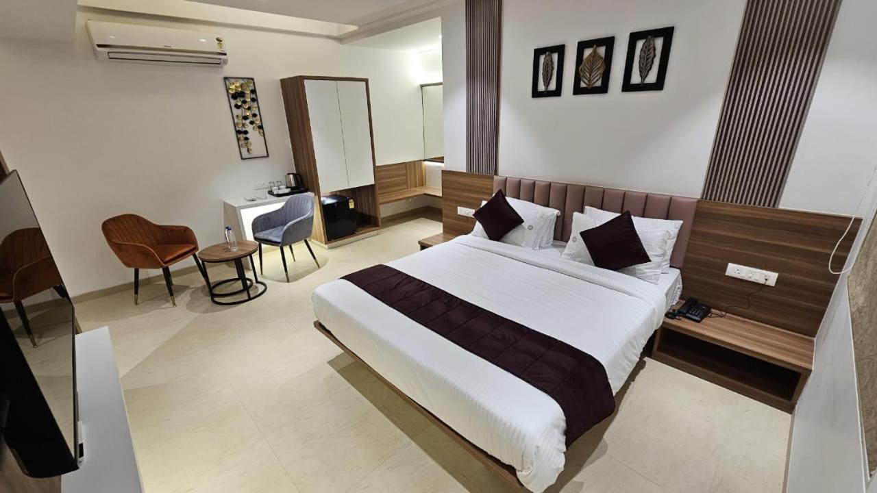 Hotel Veesons Executive Solapur Exteriér fotografie