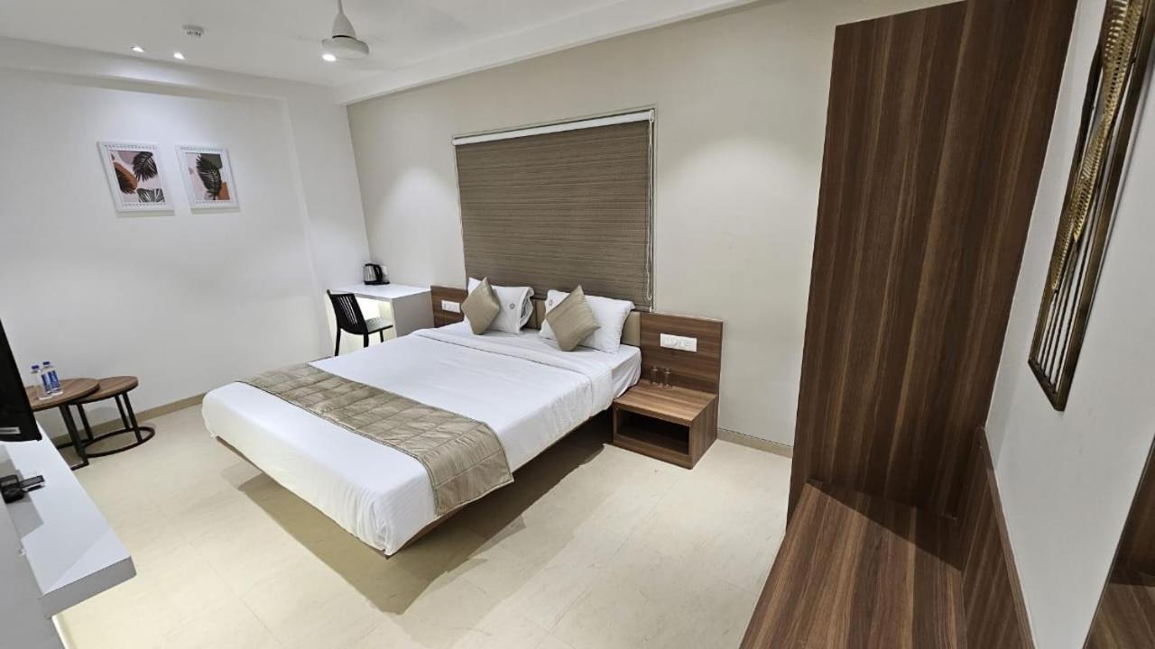 Hotel Veesons Executive Solapur Exteriér fotografie