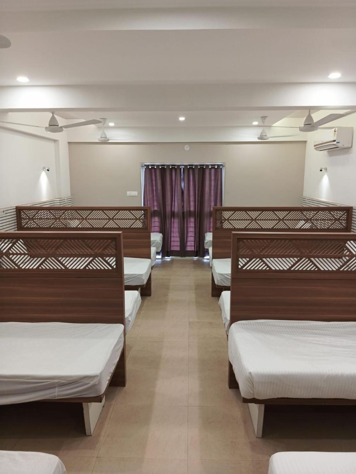 Hotel Veesons Executive Solapur Exteriér fotografie