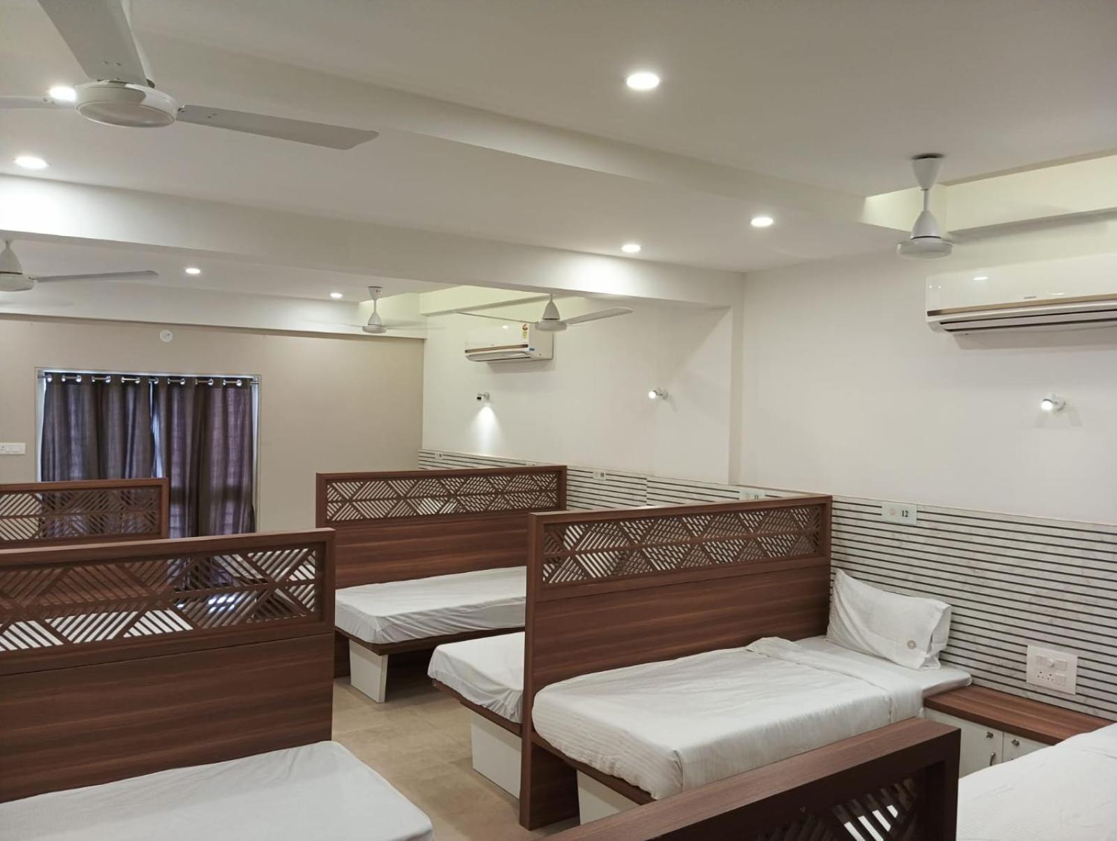Hotel Veesons Executive Solapur Exteriér fotografie