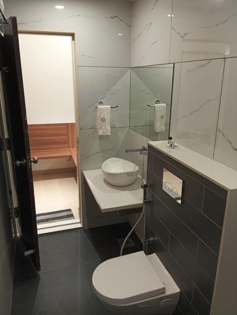 Hotel Veesons Executive Solapur Exteriér fotografie