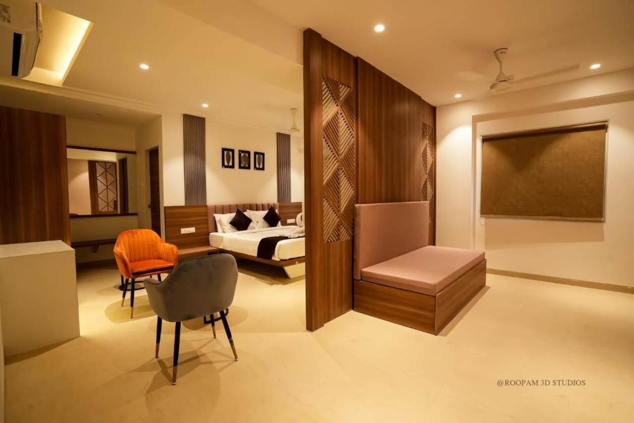 Hotel Veesons Executive Solapur Exteriér fotografie