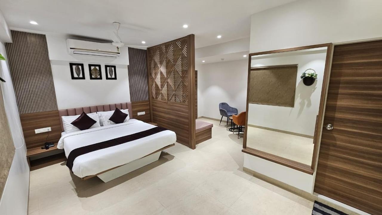 Hotel Veesons Executive Solapur Exteriér fotografie