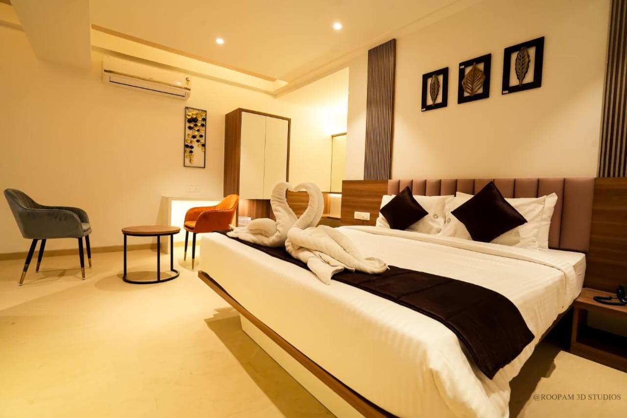 Hotel Veesons Executive Solapur Exteriér fotografie