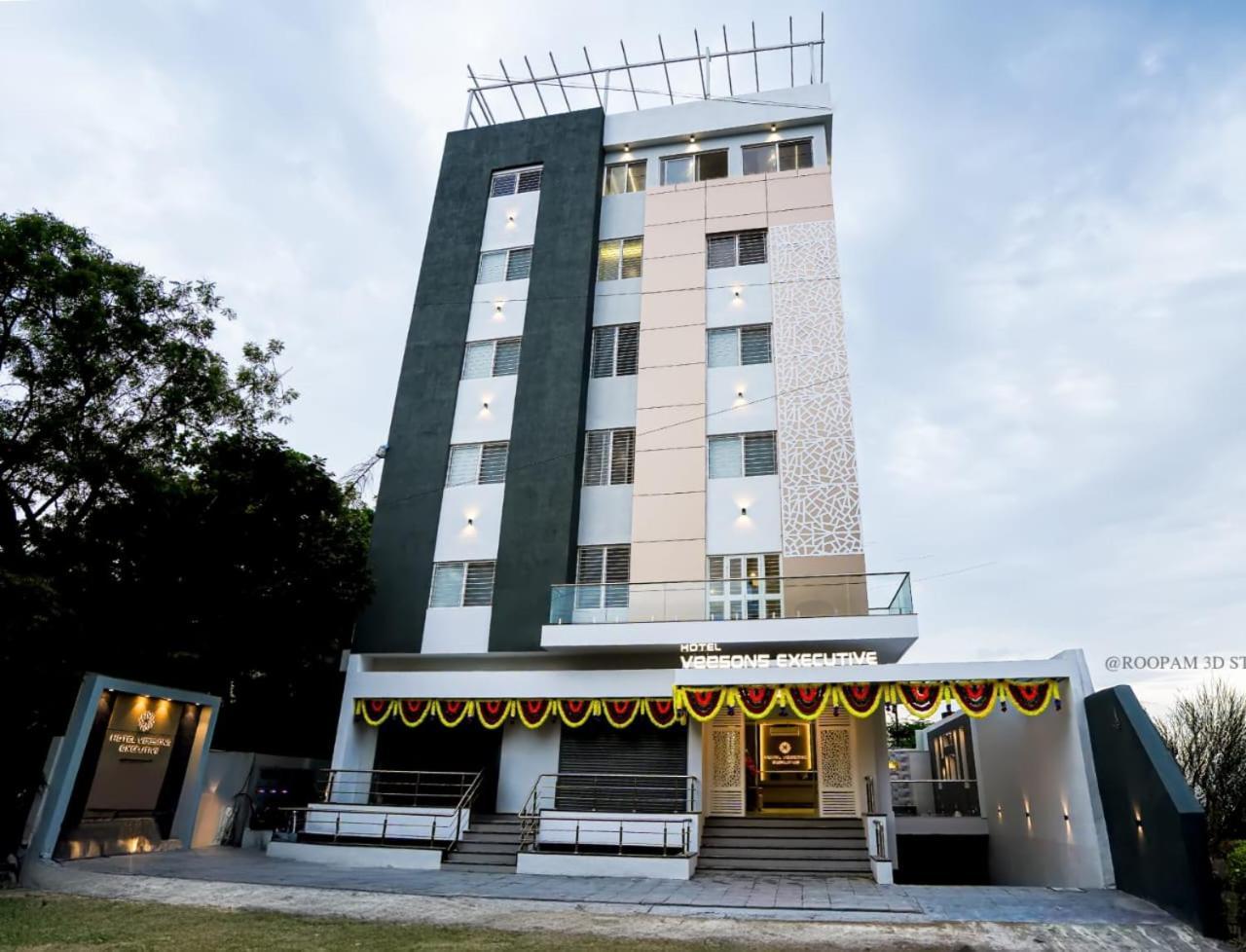 Hotel Veesons Executive Solapur Exteriér fotografie
